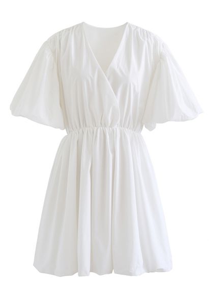فستان قطني بياقة على شكل V وأكمام فقاعية باللون الأبيض