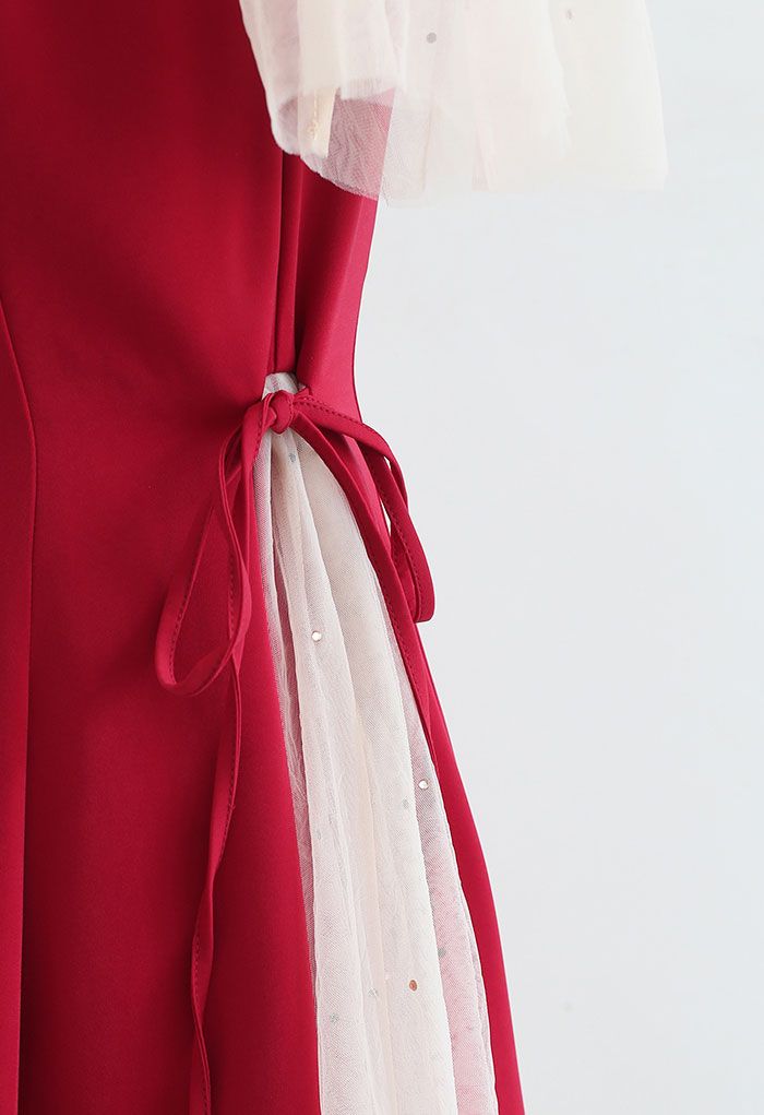 فستان متزلج شبكي مطرز برقبة على شكل قلب باللون الأحمر