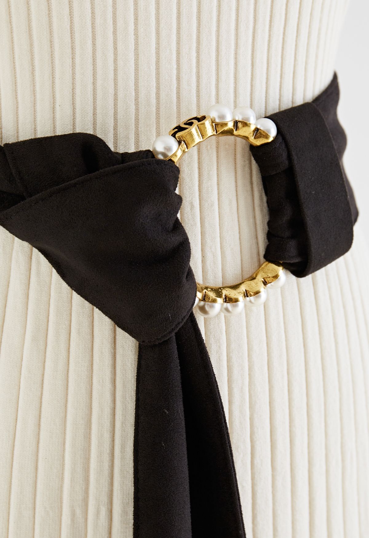 Pearl Trim O-Ring Velvet Belt in Black