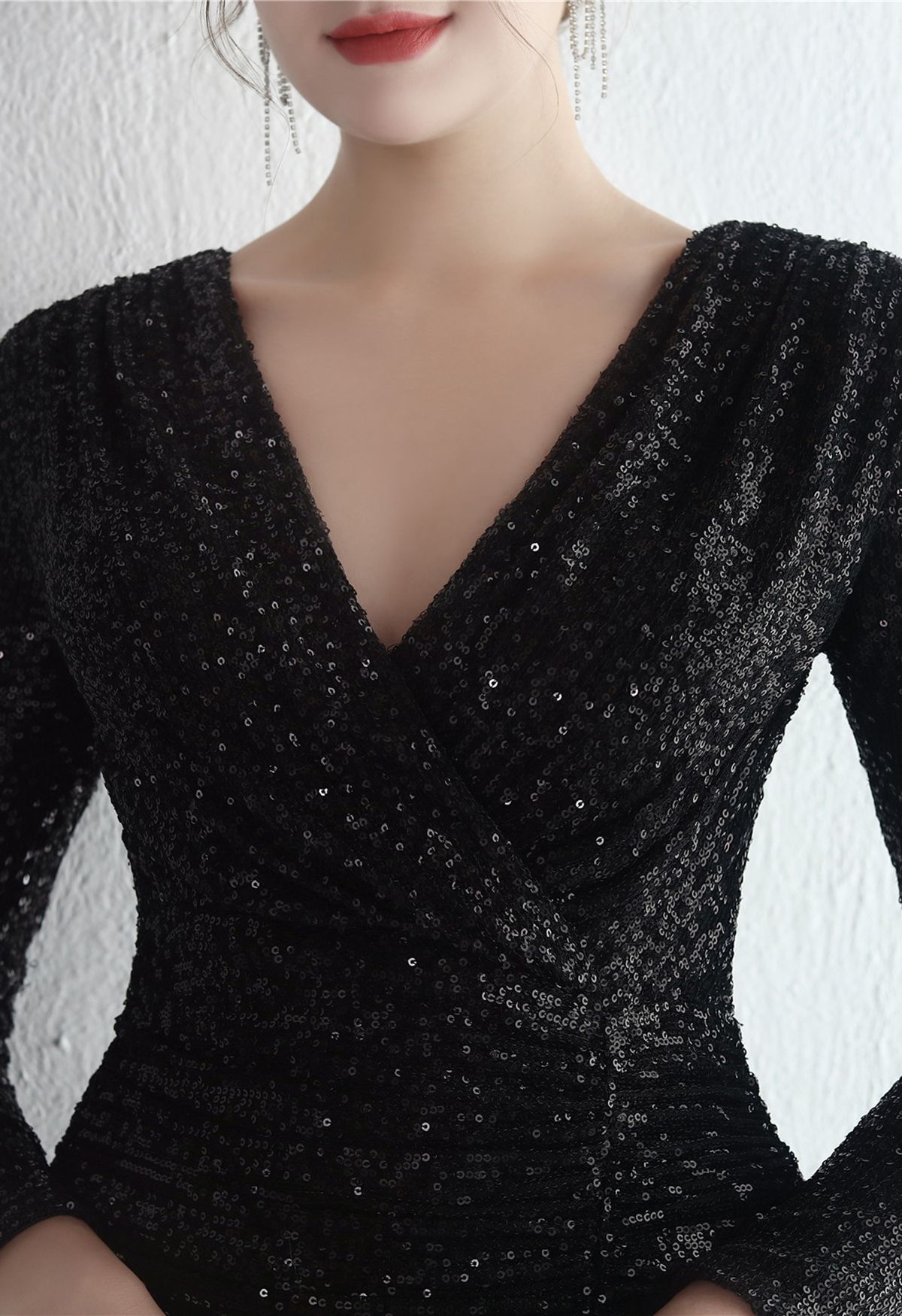 V-Neck Long Sleeves Sequins Cocktail Dress in Black