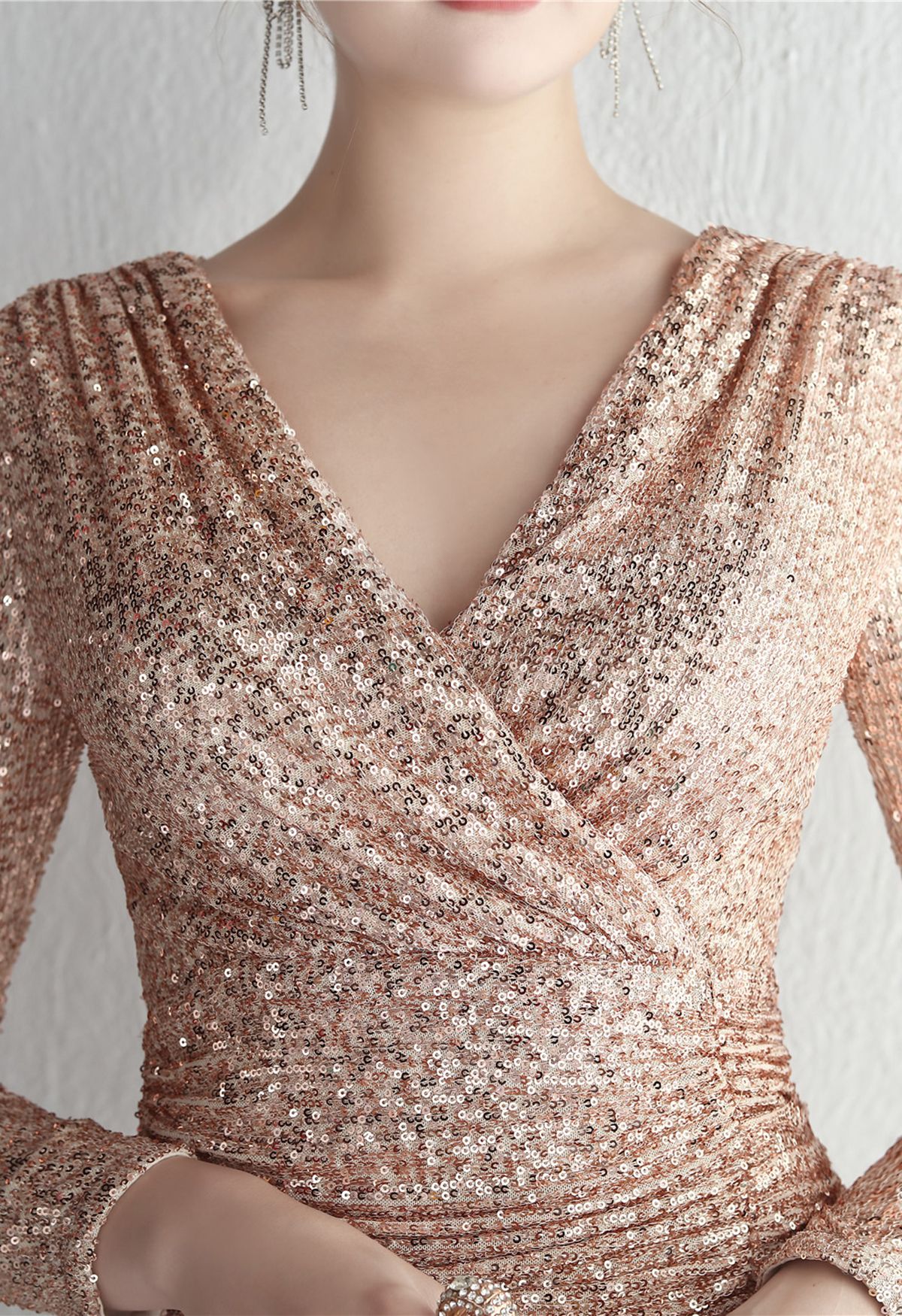 V-Neck Long Sleeves Sequins Cocktail Dress in Gold