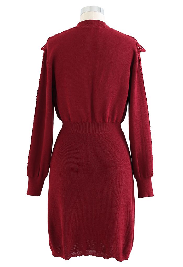 فستان متزلج مضلع مزين بالدانتيل باللون الأحمر