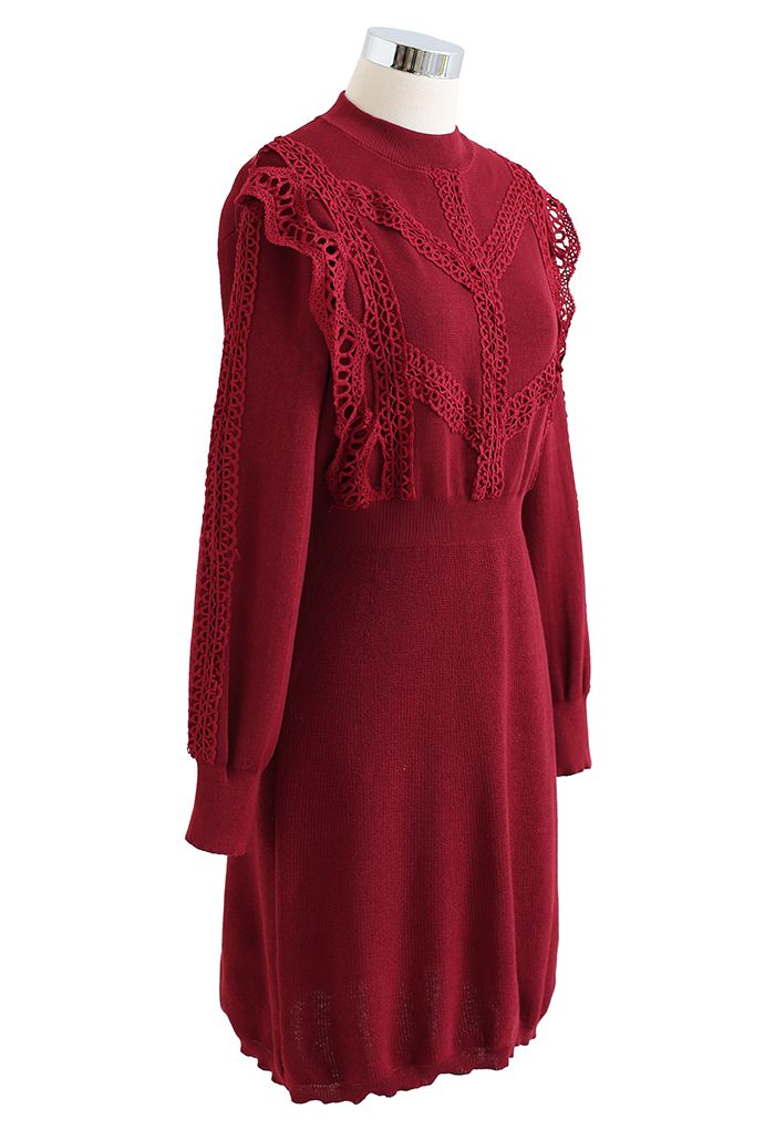 فستان متزلج مضلع مزين بالدانتيل باللون الأحمر