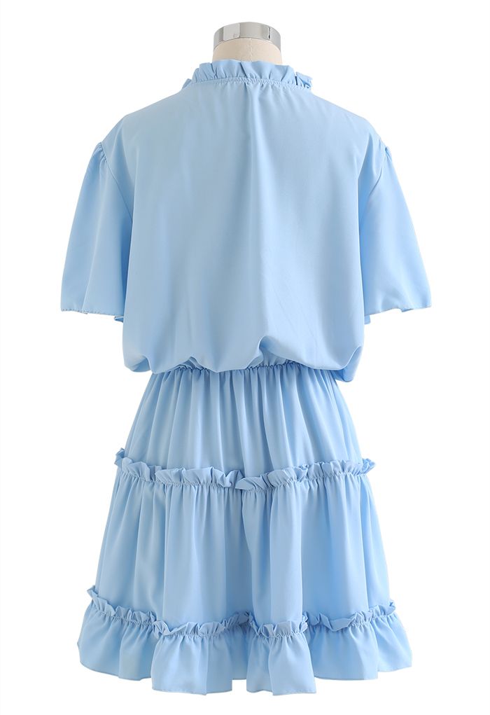 فستان بأكمام واسعة وفتحة رقبة على شكل V باللون الأزرق السماوي