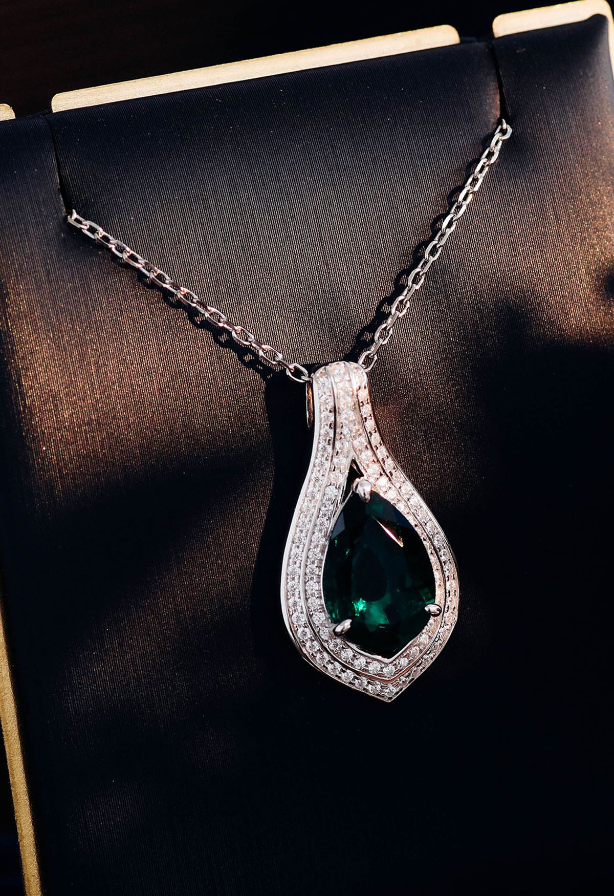 Pear Shape Emerald Gem Necklace