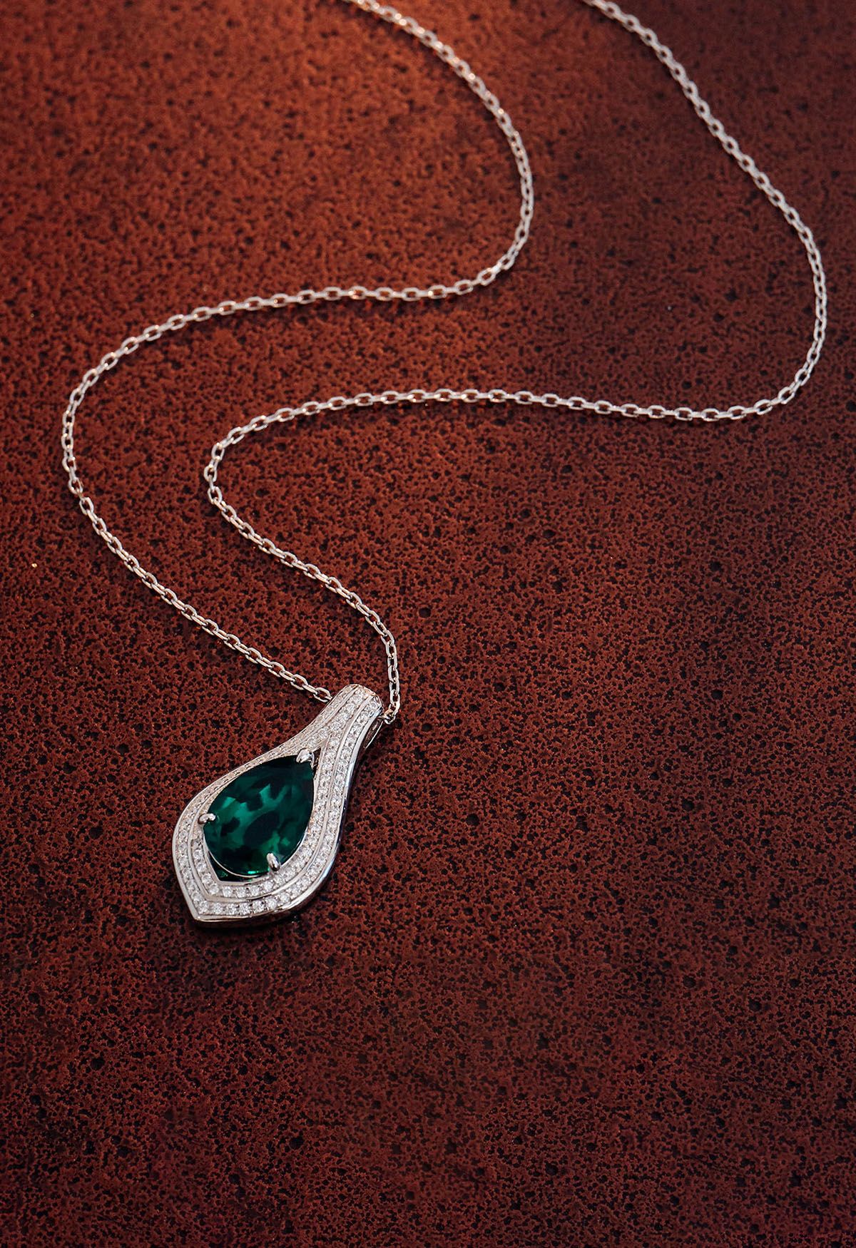 Pear Shape Emerald Gem Necklace