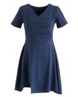 فستان قصير ملفوف باللون الأزرق المترب